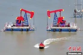 洪泽湖泄洪 江苏油田员工坚守一线保生产图片