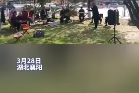带着板凳到公园开演唱会，襄阳一群曲剧爱好者以乐会友图片