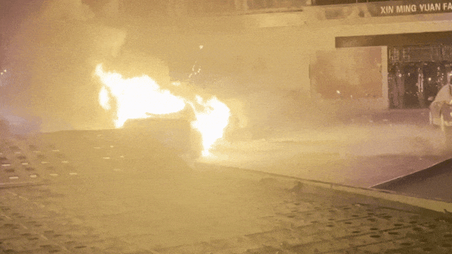 高速惊魂！一烟花货车侧翻，致12辆车火烧连营！