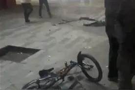 四川内江一小孩点燃鞭炮丢下水道引发爆燃？当地：本人面部灼伤已送医图片