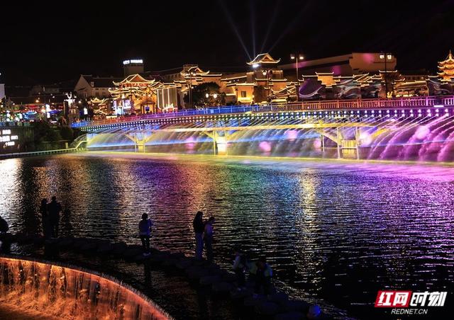 张家界索溪河夜未央！山水披“彩衣”成夜游新宠