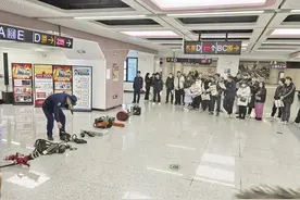 电动滑轮鞋电动滑板车电动平衡车 关闭电源方可携带进站乘地铁图片