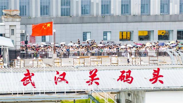 壮观！武汉关轮渡码头登船游客爆满！