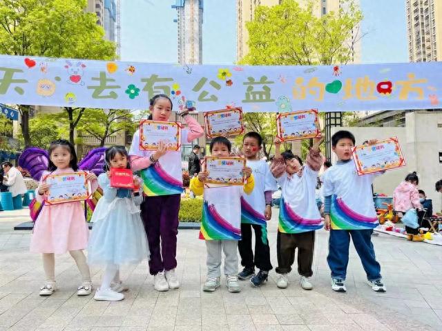 喜讯捎给总书记〡湖北武汉东湖新技术开发区智苑社区居民：小区建设蒸蒸日上 幸福生活越过越甜