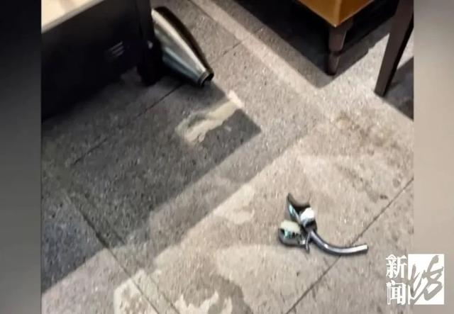 把手断裂 火锅店整壶高汤浇母女身上