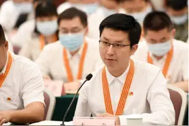 单手敲代码求学，武汉29岁“独臂博士”成了硕导图片