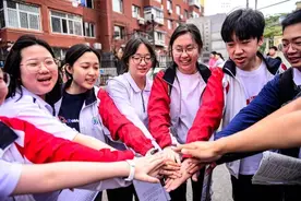 这些高考暖心场面刷屏了，值得反复看图片