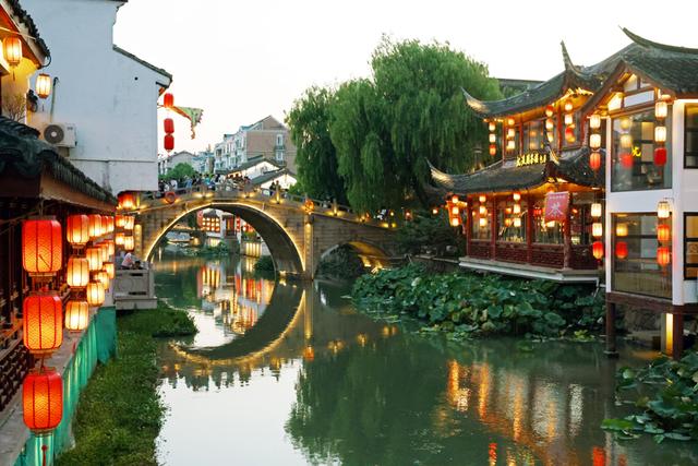 场面｜申城持续高温，夜游古镇觅清凉