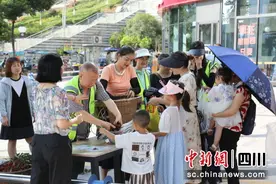 泸州合江：摘下行道树上荔枝果 全城共品夏日甜图片