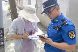 整治沿街商铺装修垃圾乱堆放，新桥城管在行动→图片