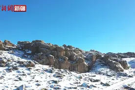 草原石城披银装 雪覆奇石景壮美图片