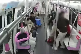 地铁一对男女大打出手双双被拘，起因竟是座位纠纷，网友炸了图片