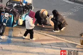 小摊侧翻引路人援手，网友记录下高邮街头暖心一幕图片