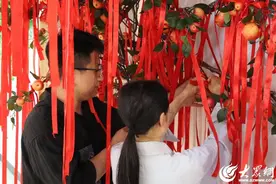 浪漫“520” 东营区婚姻登记处迎领证小高峰 为准婆婆凌晨四点帮新人排队图片