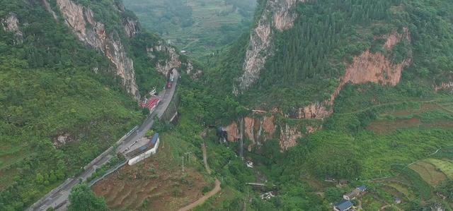 盘州洞上洞瀑布：人工水渠与自然地貌的完美融合