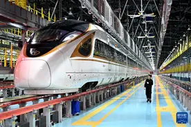 动车所里的夜班“医生”图片