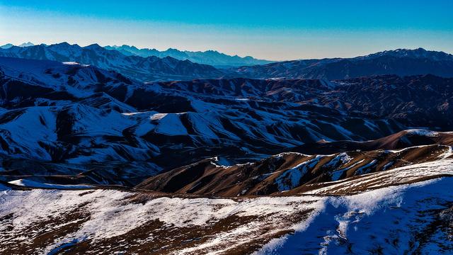 在黑山草原，邂逅淡蓝雪影与鎏金峰顶的浪漫