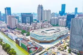 楚河汉街擦亮时尚地标图片