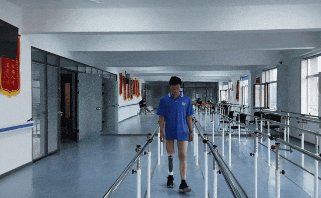 这个夏天，三名快递小哥带上了智能义肢