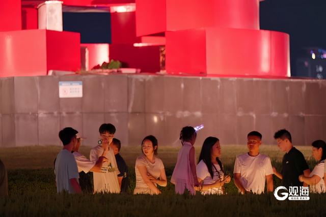 夏夜五四广场：市民游客共享城市活力