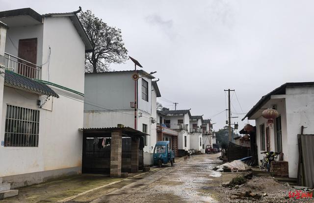 百万粉丝网红小英“离婚风波	”未平，丈夫肇事逃逸被刑拘 记者探访：夫妻已数月未住村里