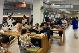 复旦大学食堂因外来“干饭人”太多致学生吃不上饭？校方：会视情况进行分流图片