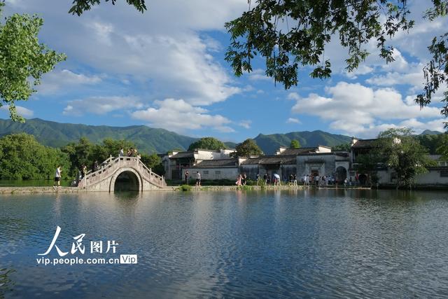 安徽黟县：水墨宏村景色宜人