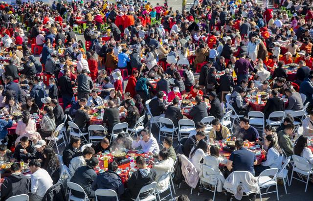 千人同席结良缘，百锅同沸暖龟峰——龟峰山景区“王婆说媒”引爆冬日浪漫热潮