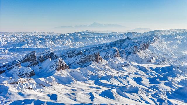 新疆呼图壁：雪映丹霞 展现壮美冬日画卷