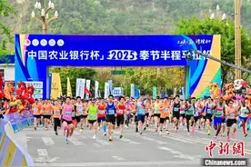 2025奉节半程马拉松鸣枪起跑 肯尼亚选手包揽男女子组冠军图片