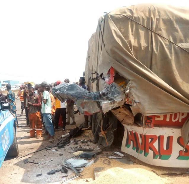 坐后排幸免于难！36岁拳王约书亚在非洲遭严重车祸，2人当场死亡