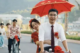 丽水“90后”新人举行上世纪90年代复古迎亲，网友：时尚真是轮回图片