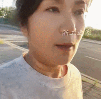视频火了！河南阿姨退休前最后一天上班：退群退了十几个，手机都轻了