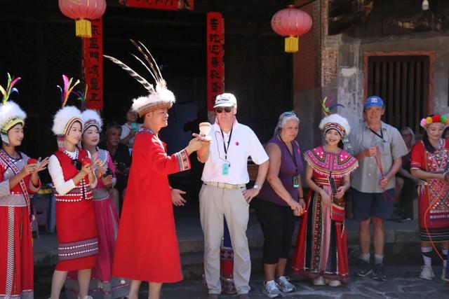 外国游客来华安体验世遗土楼文化