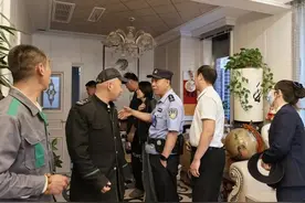 平谷快递小哥听到微弱呼救声，被困电梯两天的居民终获救图片