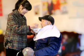孝顺好儿媳辞职照顾瘫痪公公，面对他人赞扬，她总是说：“公公也是爸，照顾是应该的”图片