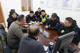 退休前，“百事通”社区民警坚守春节安保值班岗图片