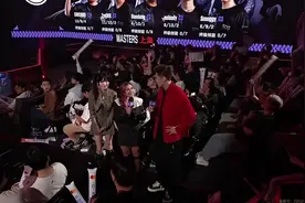 休赛期看瓦比赛，郭艾伦：EDG夺冠那天会是我最激动的时刻图片