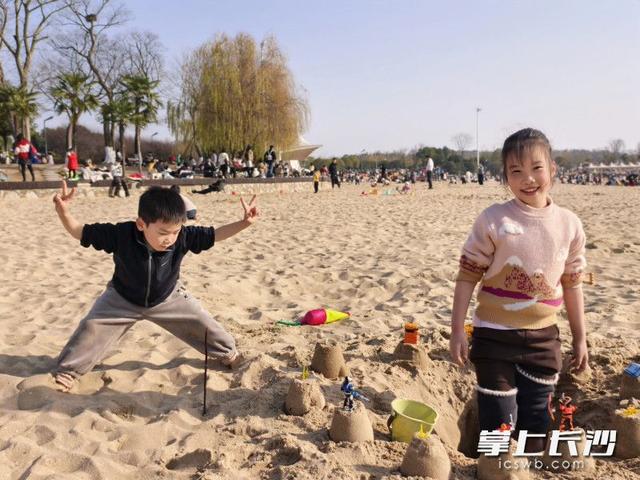 松雅湖这片沙滩，成了孩子们的乐园｜组图