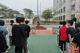 携手筑就安全坦途，齐心铸就健康愿景——嘉禾三中举办交通安全与拒绝香烟承诺仪式图片