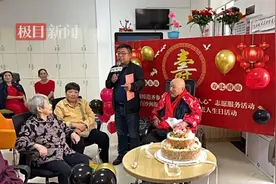 武汉解放桥社区志愿者为百岁老人过生日图片