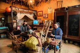 江西上栗：祖孙三代共寻时光印记 重温70年代温情岁月图片