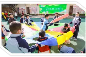 当“课间十分钟”变“课间一刻钟”，学生和学校发生了哪些变化？图片