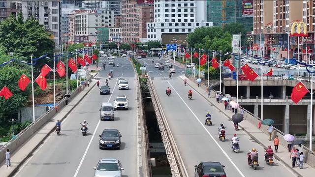 【迎国庆·颂祖国】龙川换上 “中国红” 盛装，满城喜色漾起浓浓爱国心