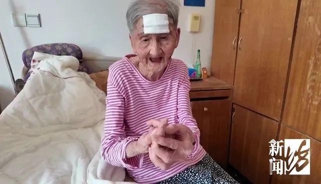 太狠了！上海98岁阿婆拿起剪刀，对准自已一刀下去…后果很严重！