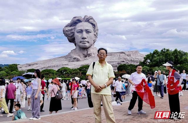 高清湖南丨夏日橘子洲：湘江碧波映红颜，游人如织话风情
