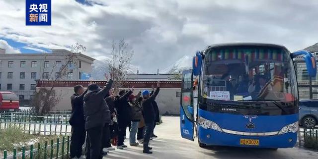 珠峰暴雪中，向导一人一狗带上百人撤离，有人转账5000元感谢