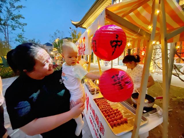 与大白兔、朱泾花灯等IP互动，上海中秋游园会玩出新花样