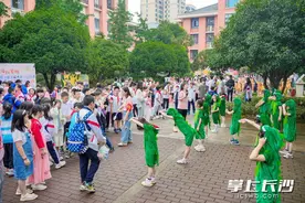 校园内，小学生举行“动物狂欢节”快闪活动图片