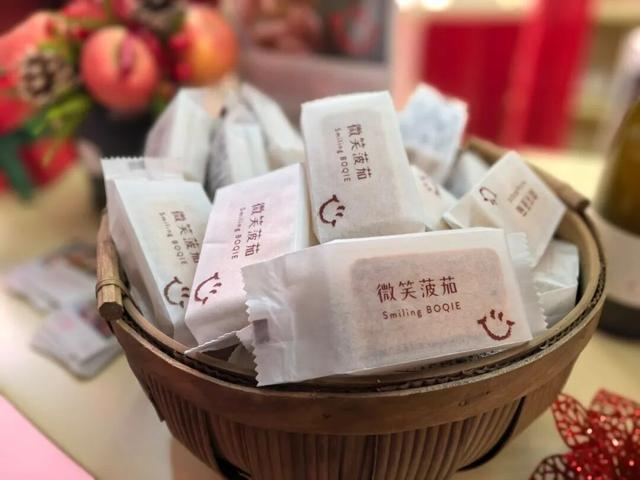 氛围感拉满！金虹桥商场化身“苹果小镇”